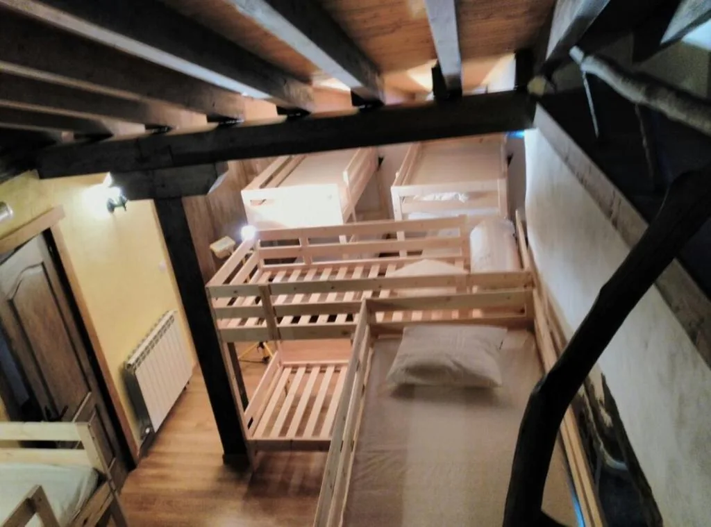 Einzelbett im 10-Bett-Schlafsaal — Albergue De Soba