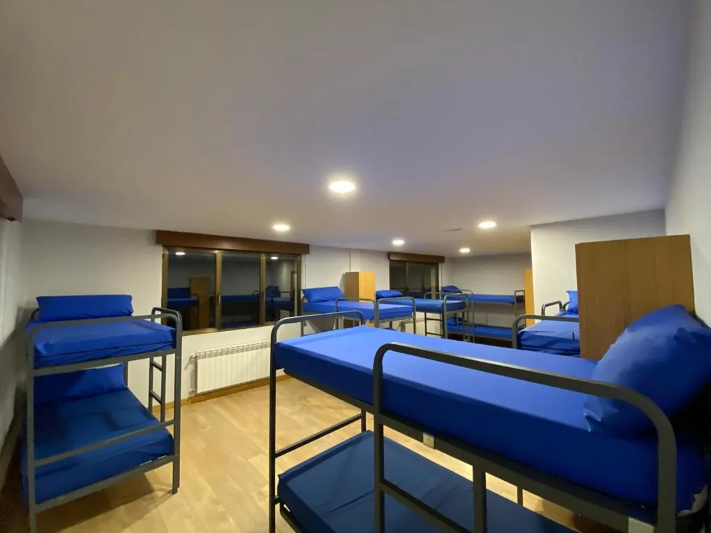 Beliche em quarto partilhado misto — ALBERGUE EL CAMINO DE SANTOVENIA solo para Peregrinos