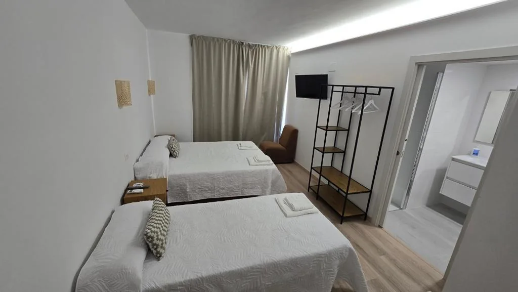 Habitación Doble con balcón - 1 o 2 camas — Albergue EL CASTILLO