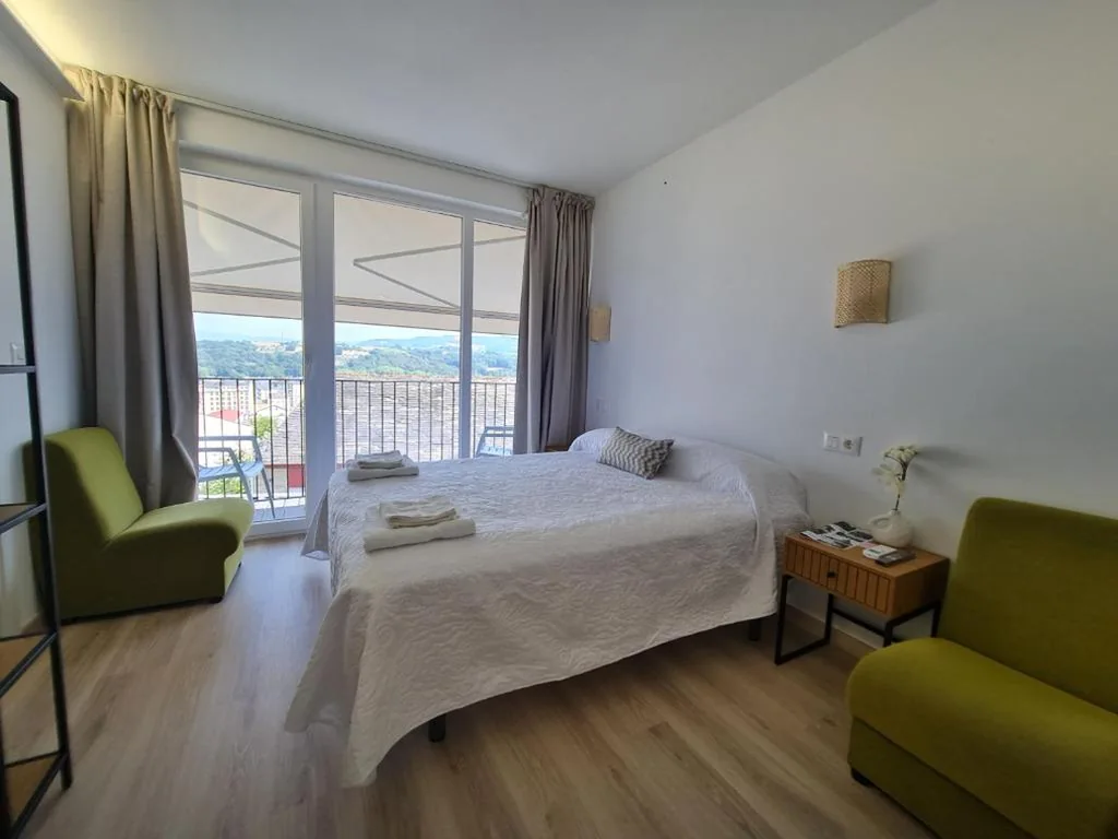 Habitación Doble con balcón — Albergue EL CASTILLO
