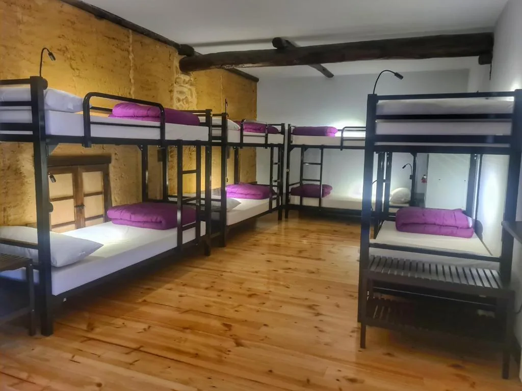 Eenpersoonsbed in gedeelde slaapzaal met 10 bedden — Albergue El Encanto