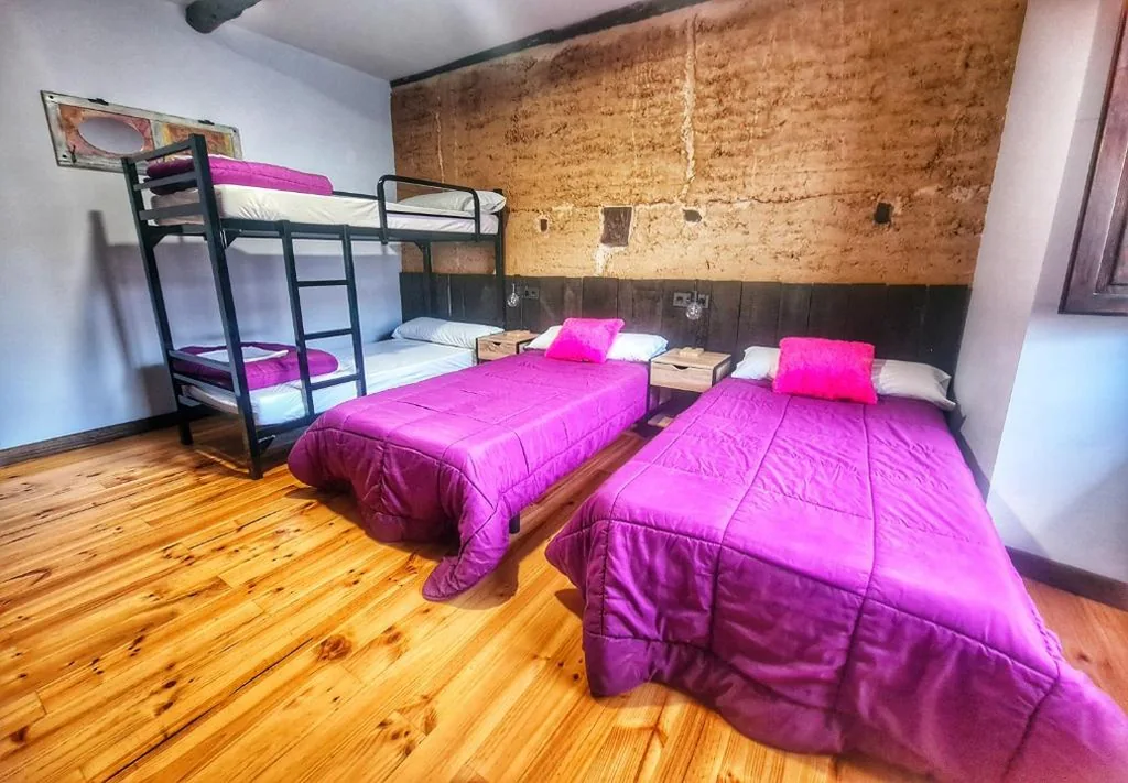 Vierpersoonskamer met eigen badkamer — Albergue El Encanto