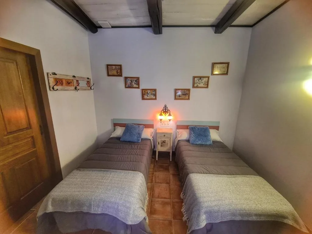 Tweepersoonskamer met eigen badkamer - 2 bedden — Albergue El Encanto