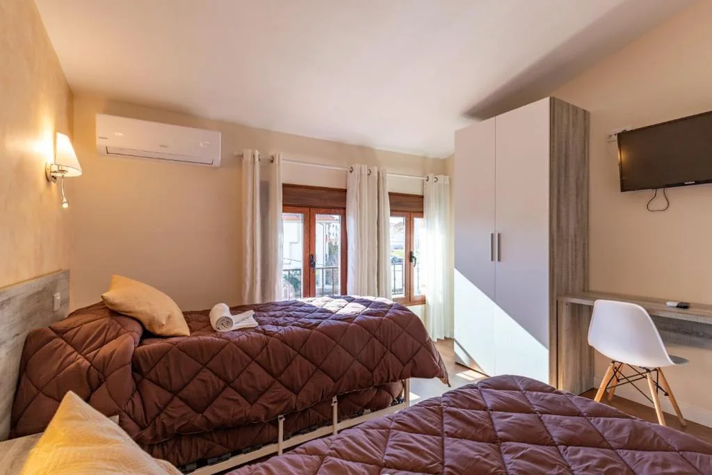 Habitación Triple con baño privado — Albergue El Encuentro