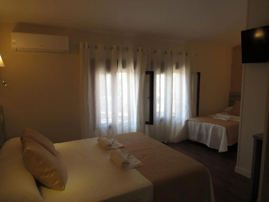 Habitación Triple con baño privado — Albergue El Encuentro