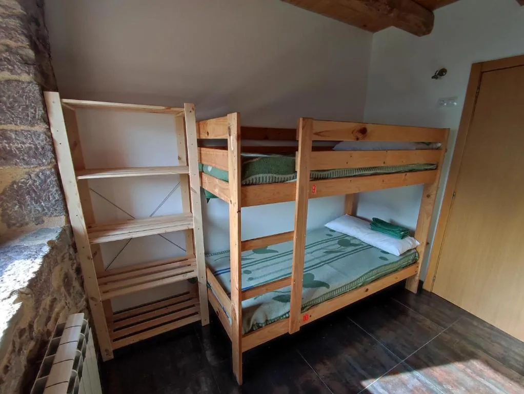 Posto letto in dormitorio condiviso da 4 letti — Albergue El Rebezo