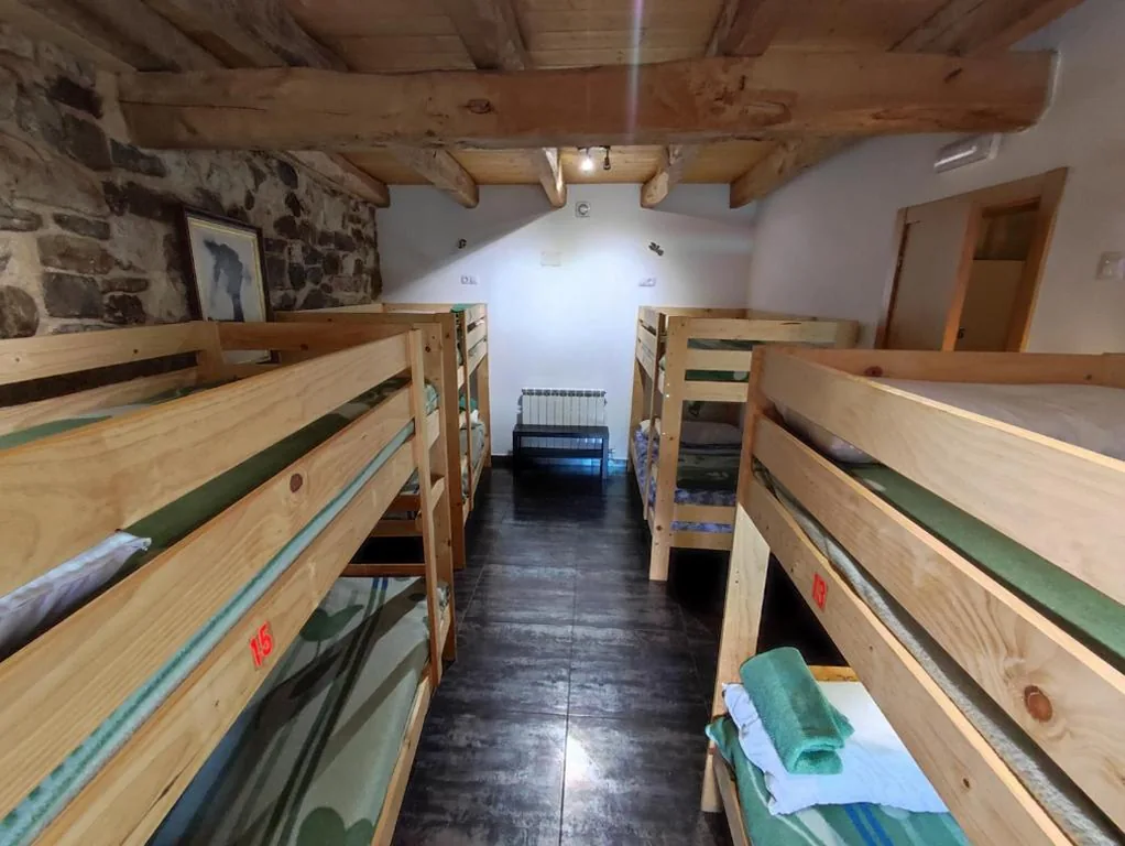 Posto letto in dormitorio condiviso da 8 letti — Albergue El Rebezo