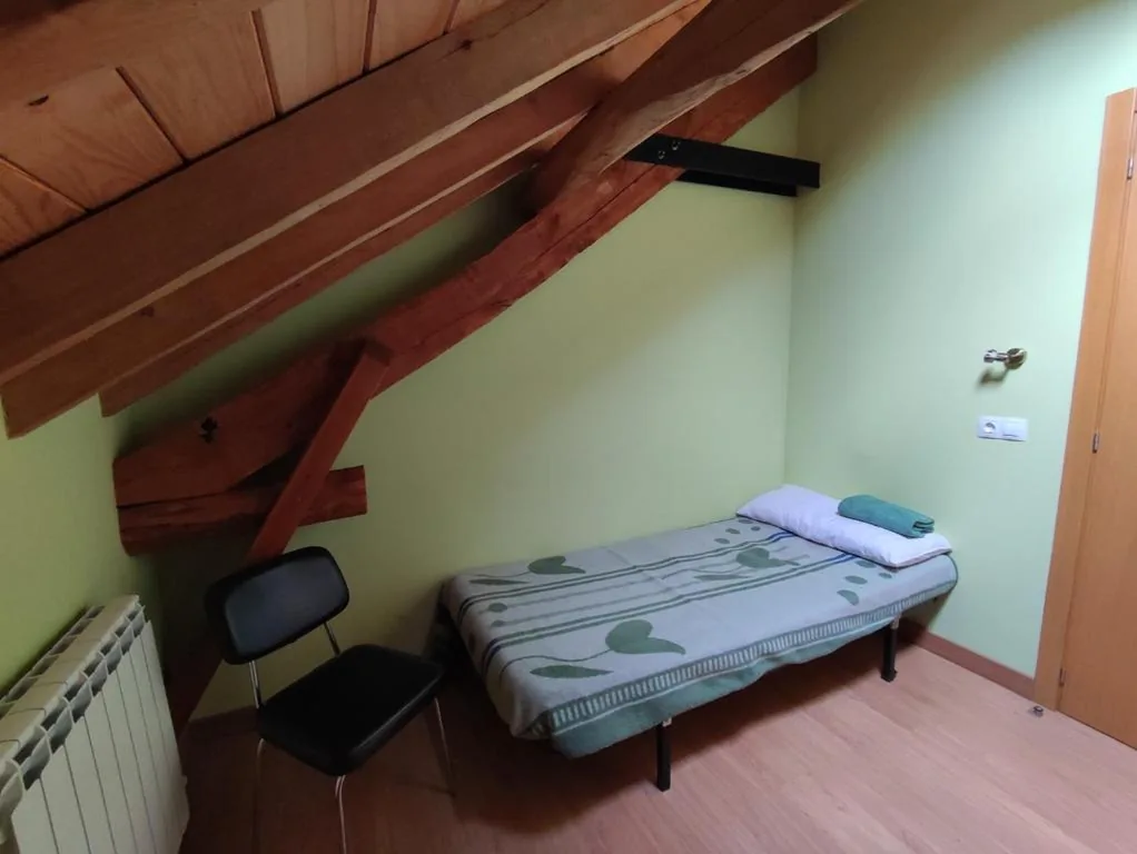 Letto singolo in camera condivisa mista — Albergue El Rebezo