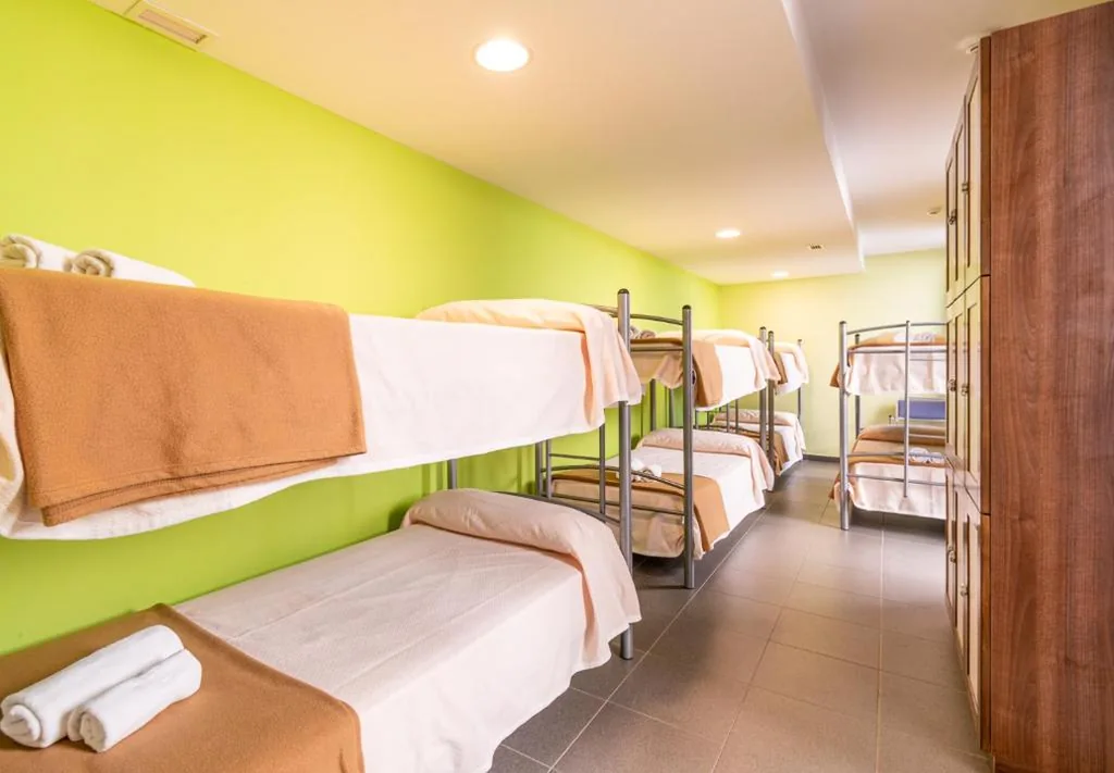 Cama en habitación compartida mixta de 8 camas — Albergue "El Río"