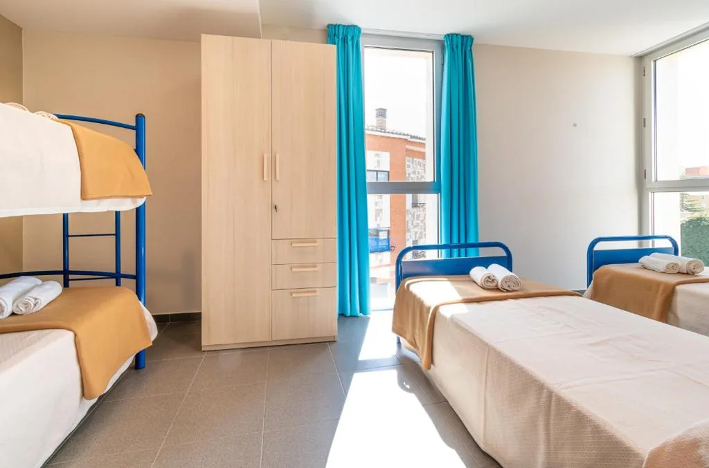 Habitación Cuádruple con baño privado — Albergue "El Río"