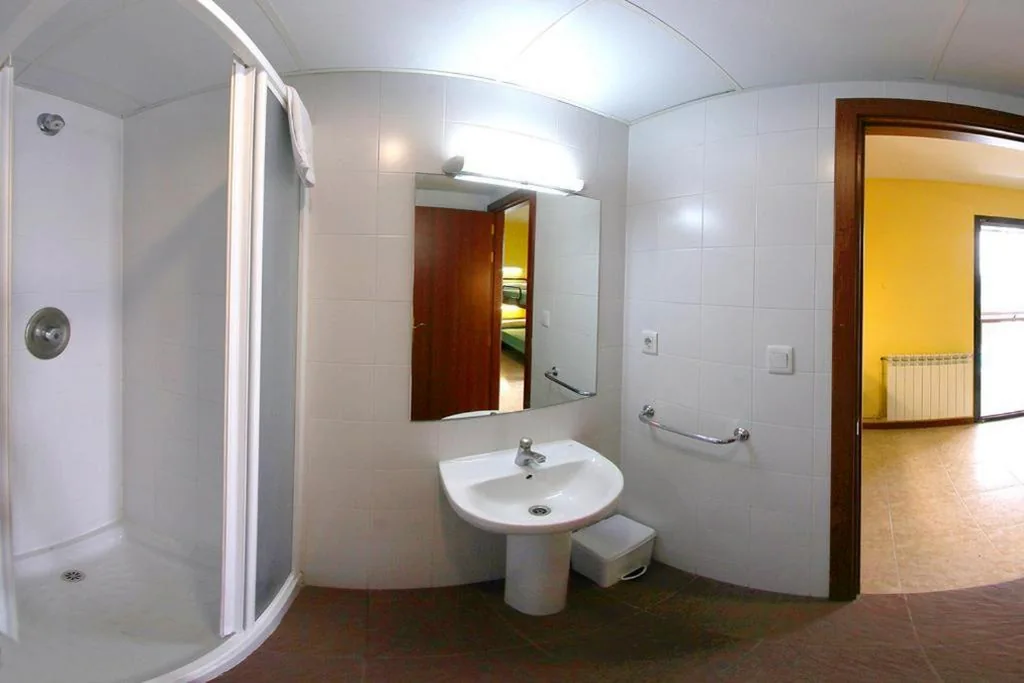 Camera quadrupla con bagno privato — Albergue Era Garona