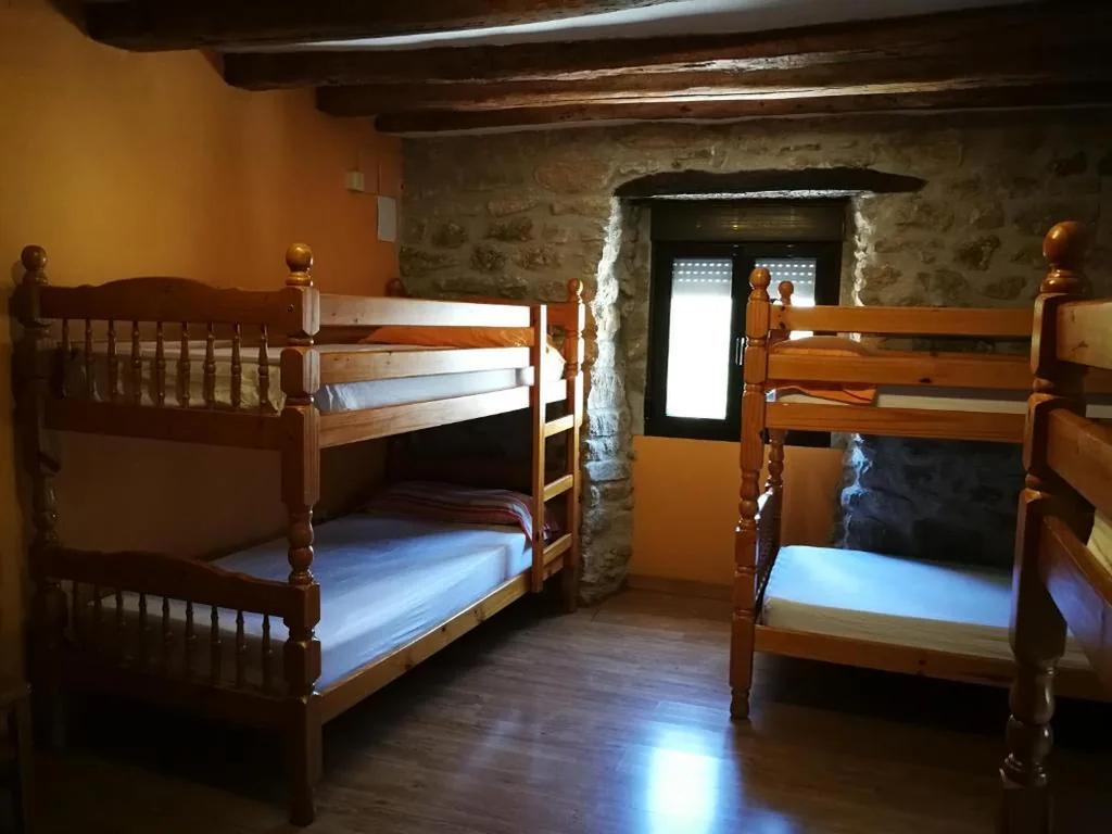 Bed in 6-Bed Mixed Dormitory Room — Albergue Familiar La Bodega Del Camino