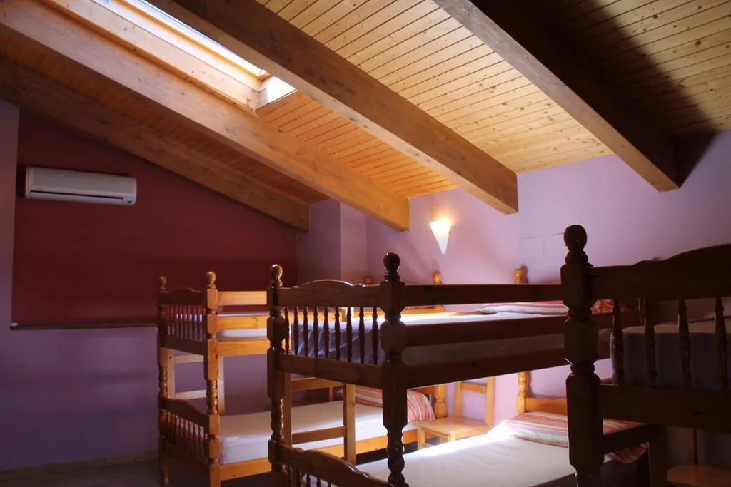 Bed in 8-Bed Mixed Dormitory Room — Albergue Familiar La Bodega Del Camino