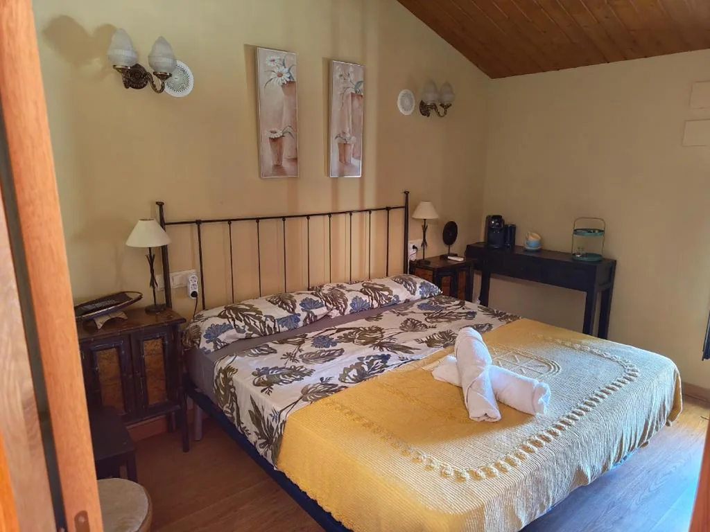 Double Room with Private Bathroom - 1 or 2 Beds — Albergue Familiar La Bodega Del Camino