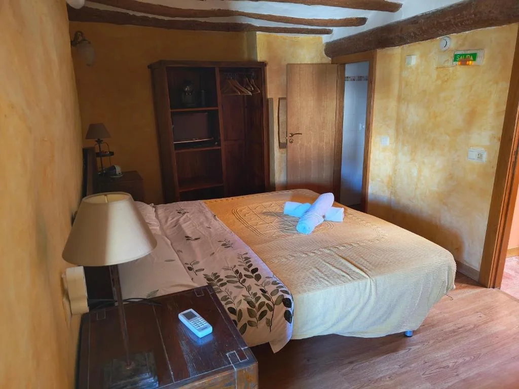 Double Room with Private Bathroom - 1 or 2 Beds — Albergue Familiar La Bodega Del Camino