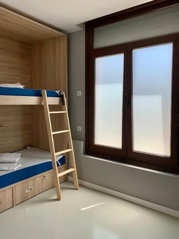 男女混住间上下铺床位 — Albergue GBC Caldas