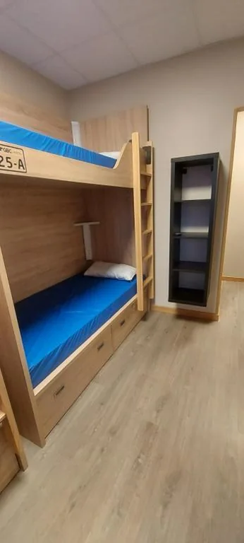 Etagenbett im gemischten Schlafsaal — Albergue GBC Pontevedra