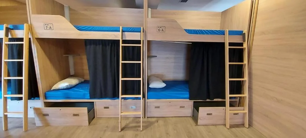 Etagenbett im gemischten Schlafsaal — Albergue GBC Pontevedra