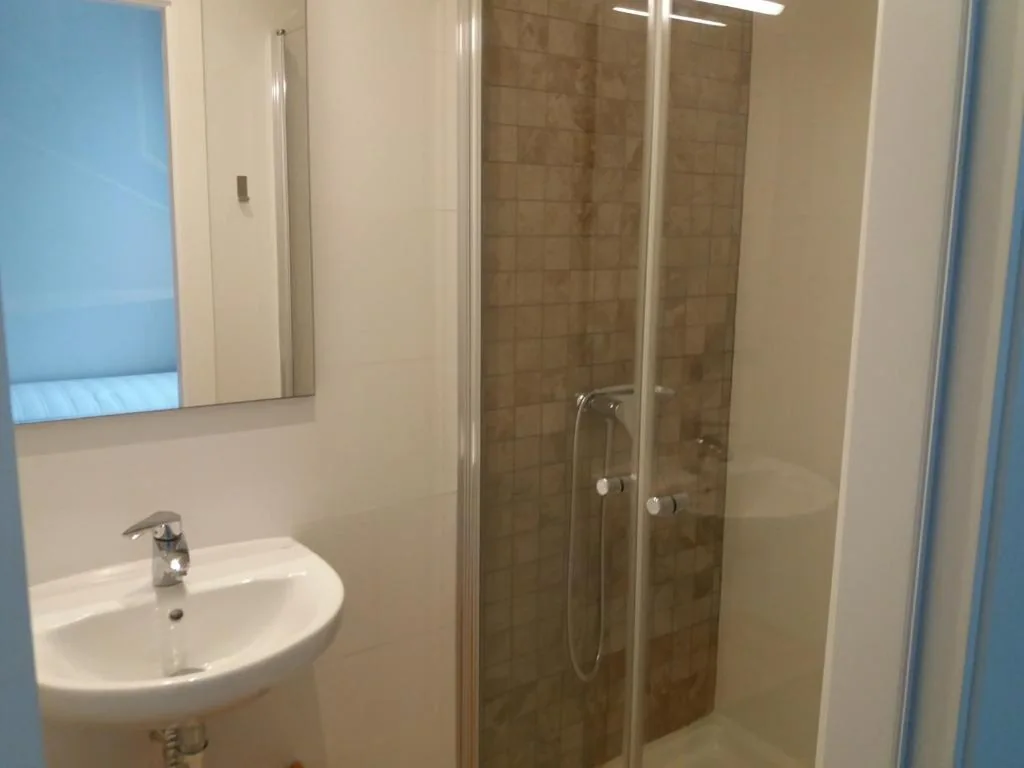 Lit individuel dans un dortoir mixte de 7 lits — Albergue Gran Canaria