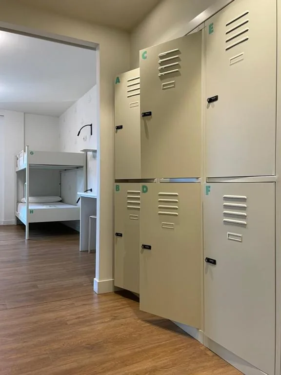 Lit en dortoir féminin de 8 lits — Albergue Guiana