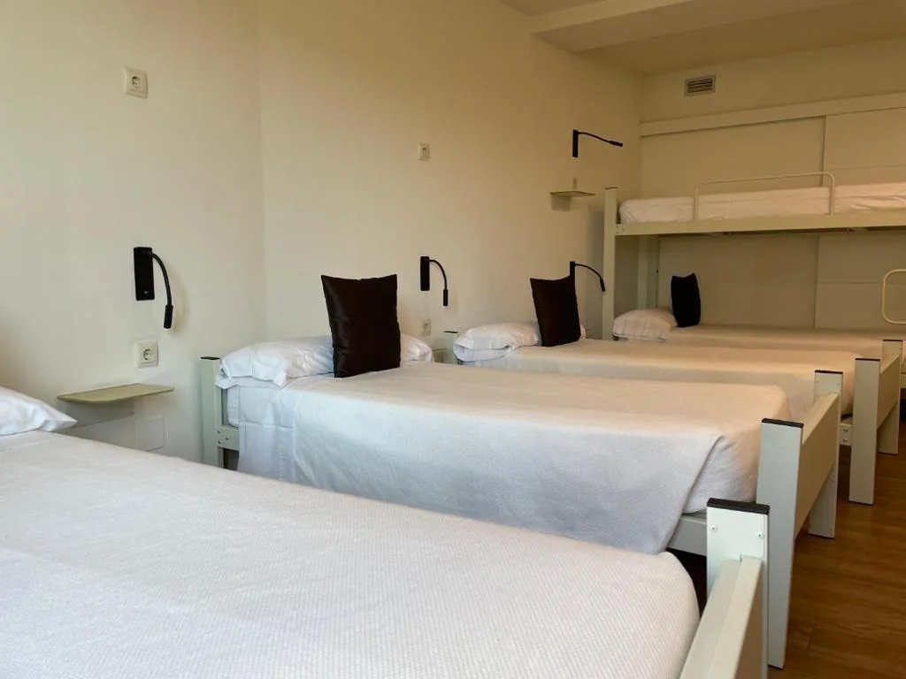 Chambre familiale avec salle de bains privative — Albergue Guiana