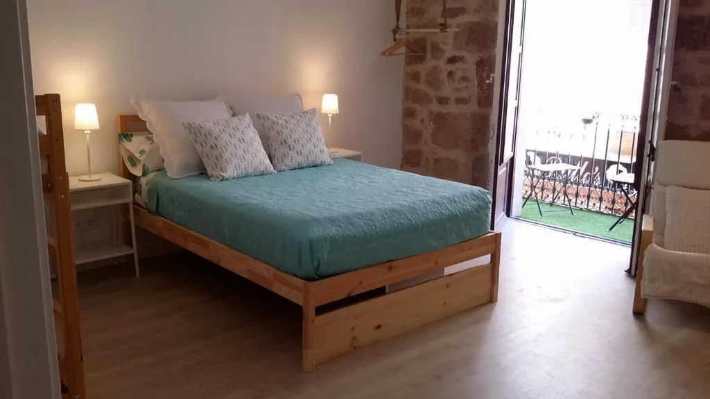 Quarto duplo com casa de banho privativa — Albergue Hostel Valderrobres