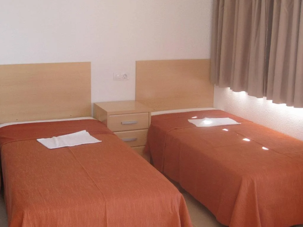 2台ベッドの相部屋のベッド — Albergue Inturjoven Almeria