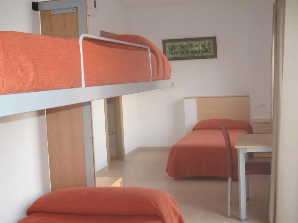 専用バスルーム付きトリプルルーム — Albergue Inturjoven Almeria