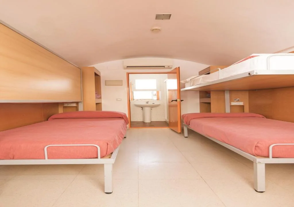 専用バスルーム付きダブルルーム - ベッド2台 — Albergue Inturjoven Córdoba