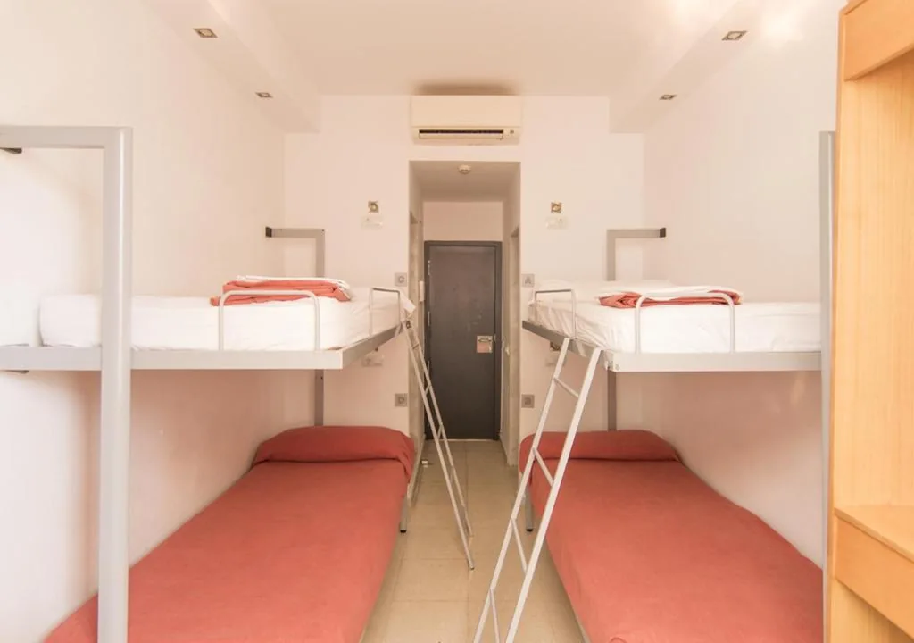 専用バスルーム付きトリプルルーム — Albergue Inturjoven Córdoba