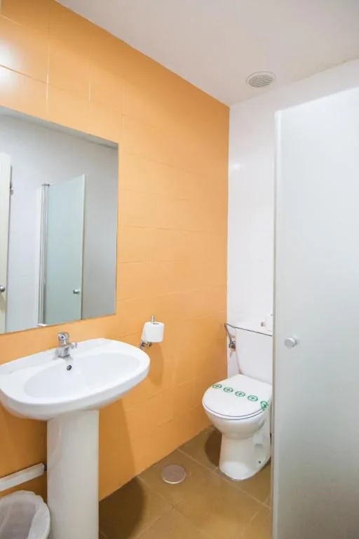 Tweepersoonskamer met eigen badkamer - 2 bedden — Albergue Inturjoven Granada