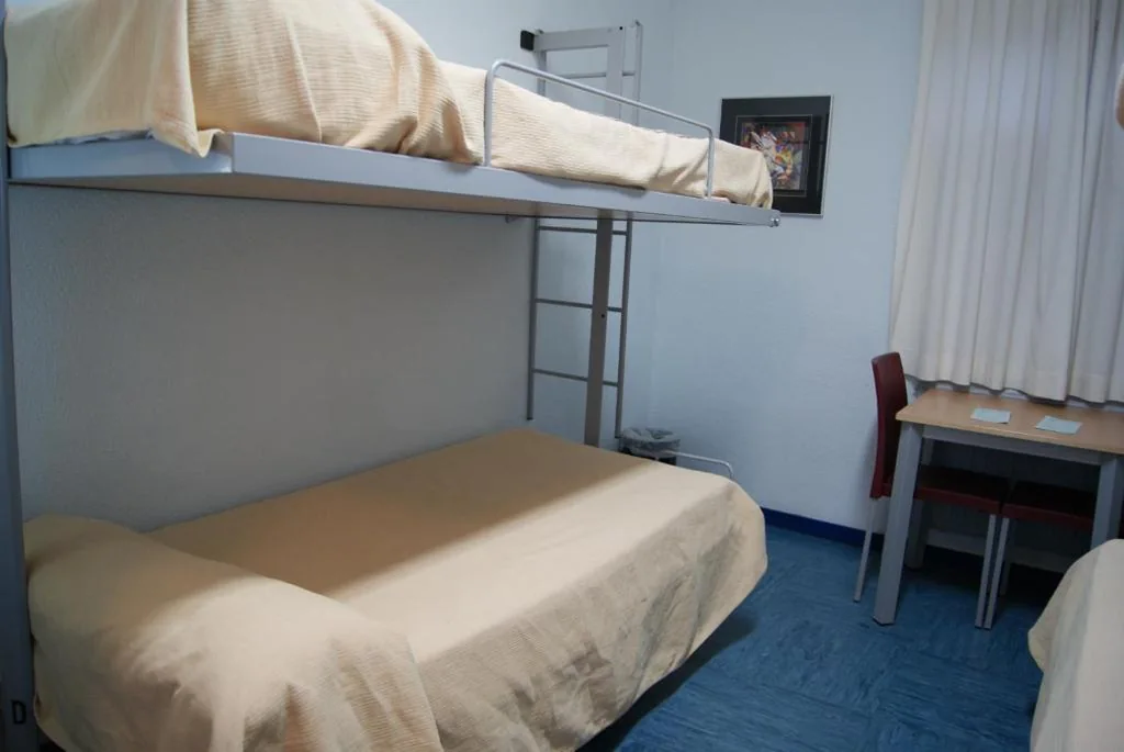 Vierbettzimmer mit eigenem Bad — Albergue Inturjoven Huelva