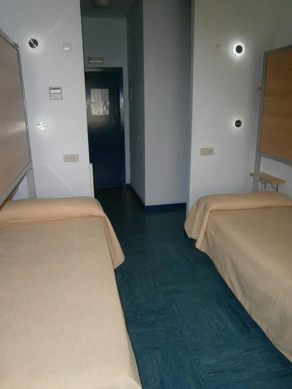Doppelzimmer mit eigenem Bad – 2 Betten — Albergue Inturjoven Huelva