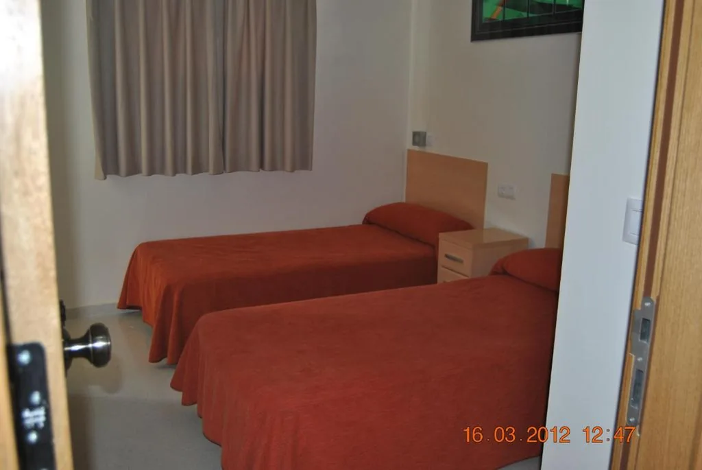 Doppelzimmer mit eigenem Bad – 2 Betten — Albergue Inturjoven Jerez De La Frontera