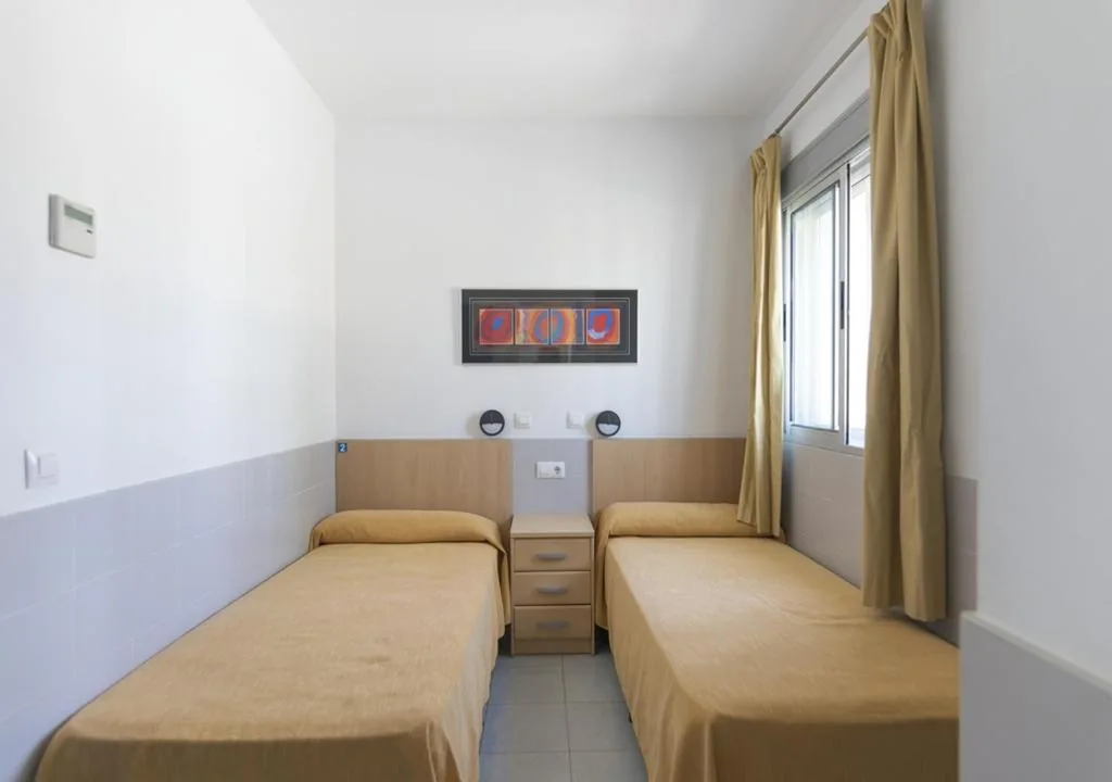 Doppelzimmer mit Bad – 2 Betten — Albergue Inturjoven Malaga
