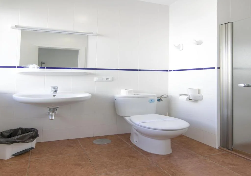 Dreibettzimmer mit Bad — Albergue Inturjoven Malaga