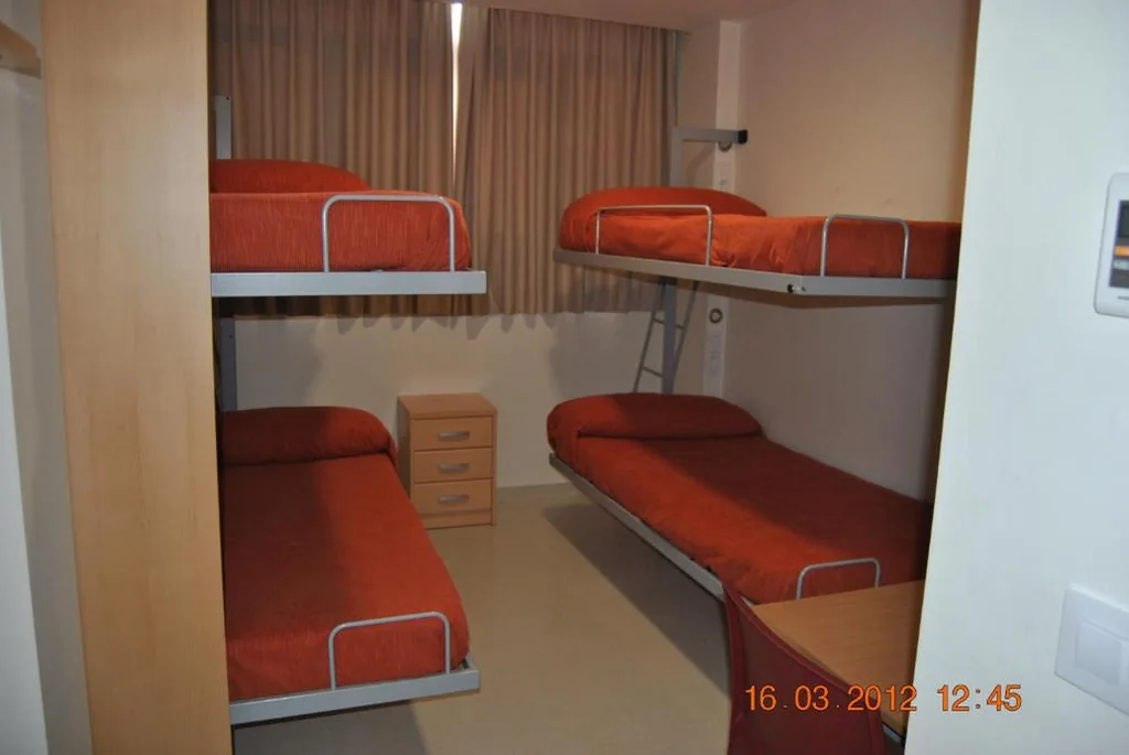 Camera quadrupla con bagno — Albergue Inturjoven Sevilla
