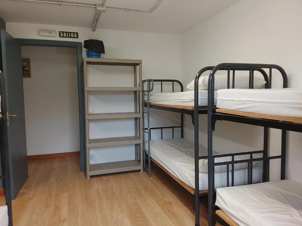 Dormitorio condiviso misto con 10 letti — Albergue Irugoienea
