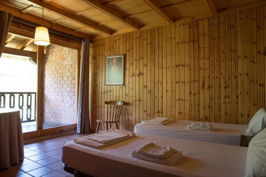 Cama individual em quarto partilhado misto — Albergue La Cabaña