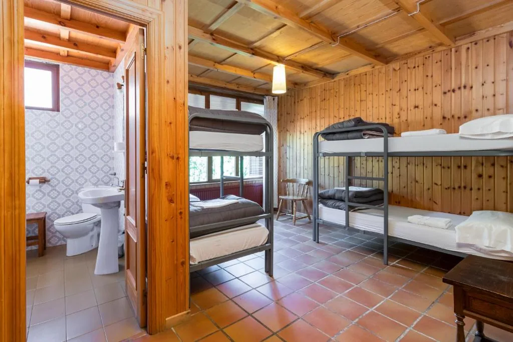Quarto Quádruplo com casa de banho privativa — Albergue La Cabaña