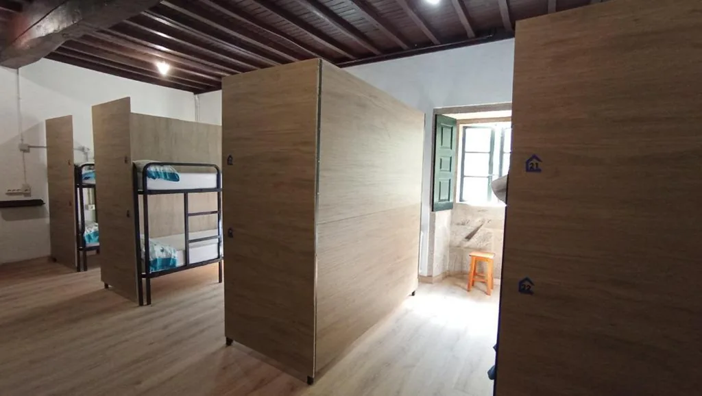 Litera en habitación compartida mixta — Albergue La Calabaza del Peregrino
