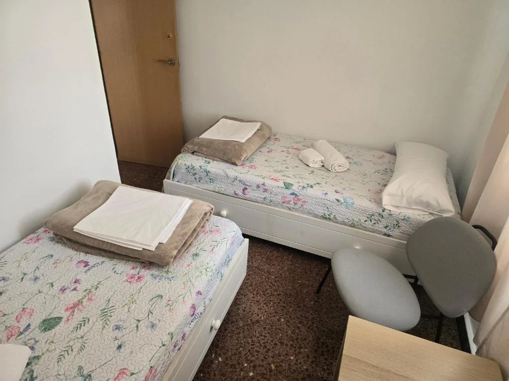 双人间（共用浴室）－2张床 — Albergue La Corona1