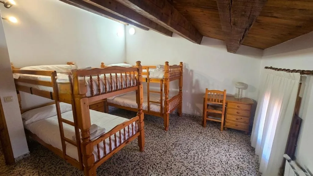 Lit dans un dortoir mixte de 6 lits — Albergue La Cuba