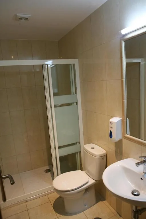 Cama en habitación compartida con 4 camas — Albergue La Encina