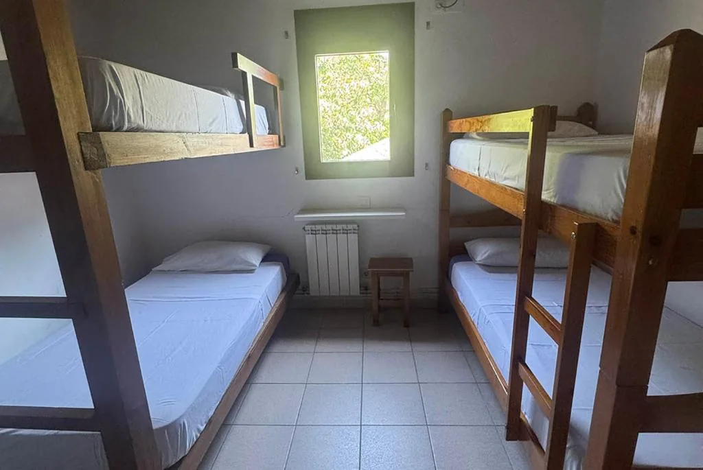Bett im gemischten Schlafsaal mit 4 Betten — Albergue La Escuela de Liri