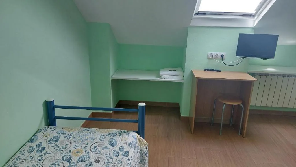 Doppelzimmer mit Gemeinschaftsbad und 2 Einzelbetten — Albergue la escuela
