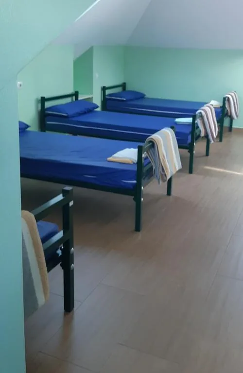 Etagenbett im gemischten Schlafsaal — Albergue la escuela