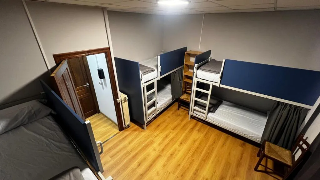 Etagenbett in gemischtem Schlafsaal — Albergue La Estación