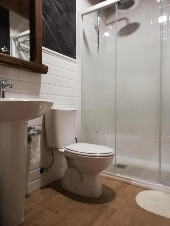 Chambre double avec salle de bains privative extérieure — Albergue la Medina de Camponaraya