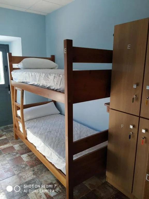 Quarto partilhado misto de 8 camas — Albergue La Plaza